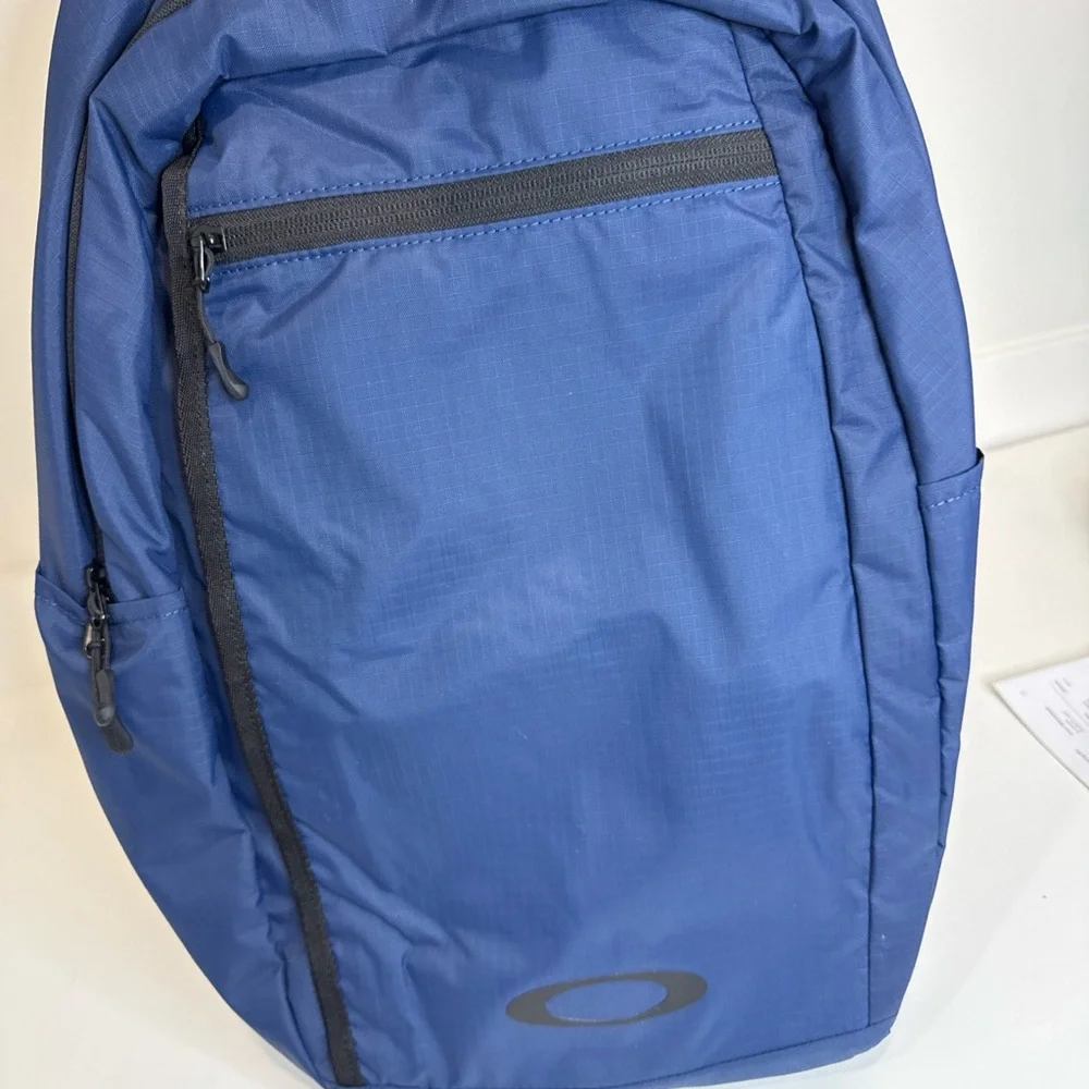 Oakley streamlined sling